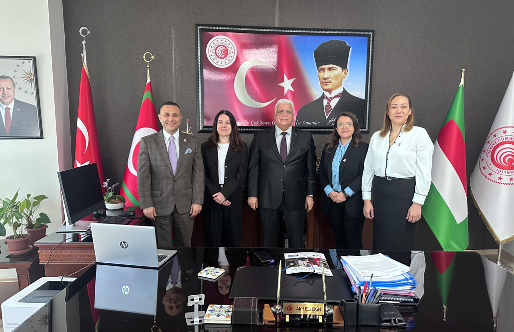 Ticaret Bakanlığı Batı Marmara Gümrük ve Dış Ticaret Bölge Müdürü Sayın Akif Ertekin'i Makamında ziyaret ettik. 